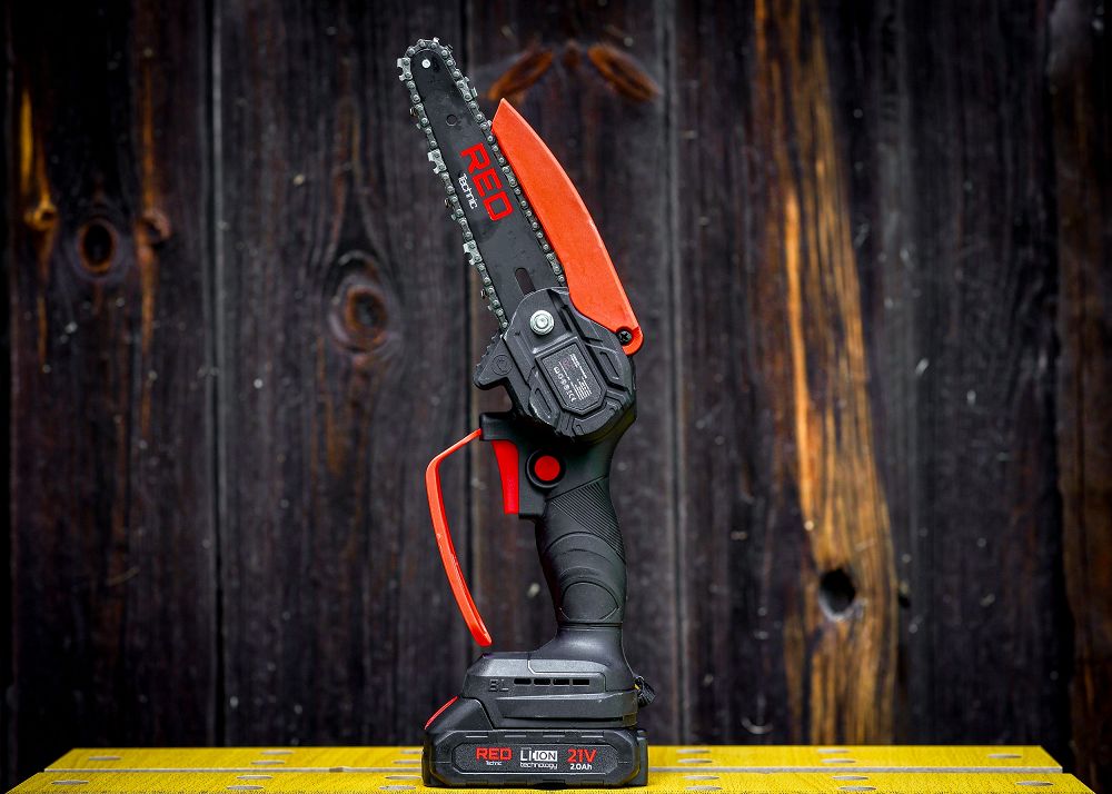 Akumulátorová řetězová pila Red Technic RTMPA0064 – ergonomická rukojeť