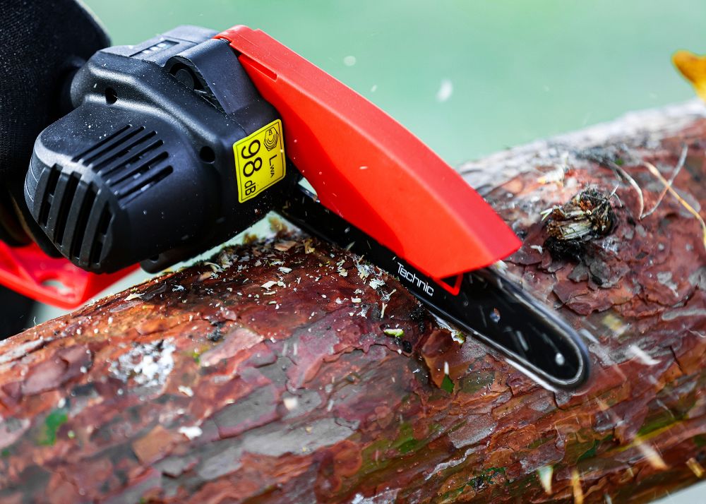 Akumulátorová řetězová pila Red Technic RTMPA0064 – řezání větve