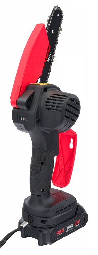 Akumulátorová řetězová pila Red Technic RTMPA0064 – práce na zahradě