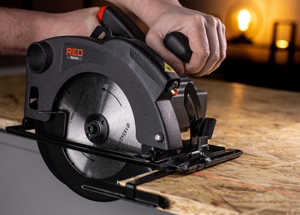 Kotoučová pila RED TECHNIC RTRPT0006 — laserový zaměřovač