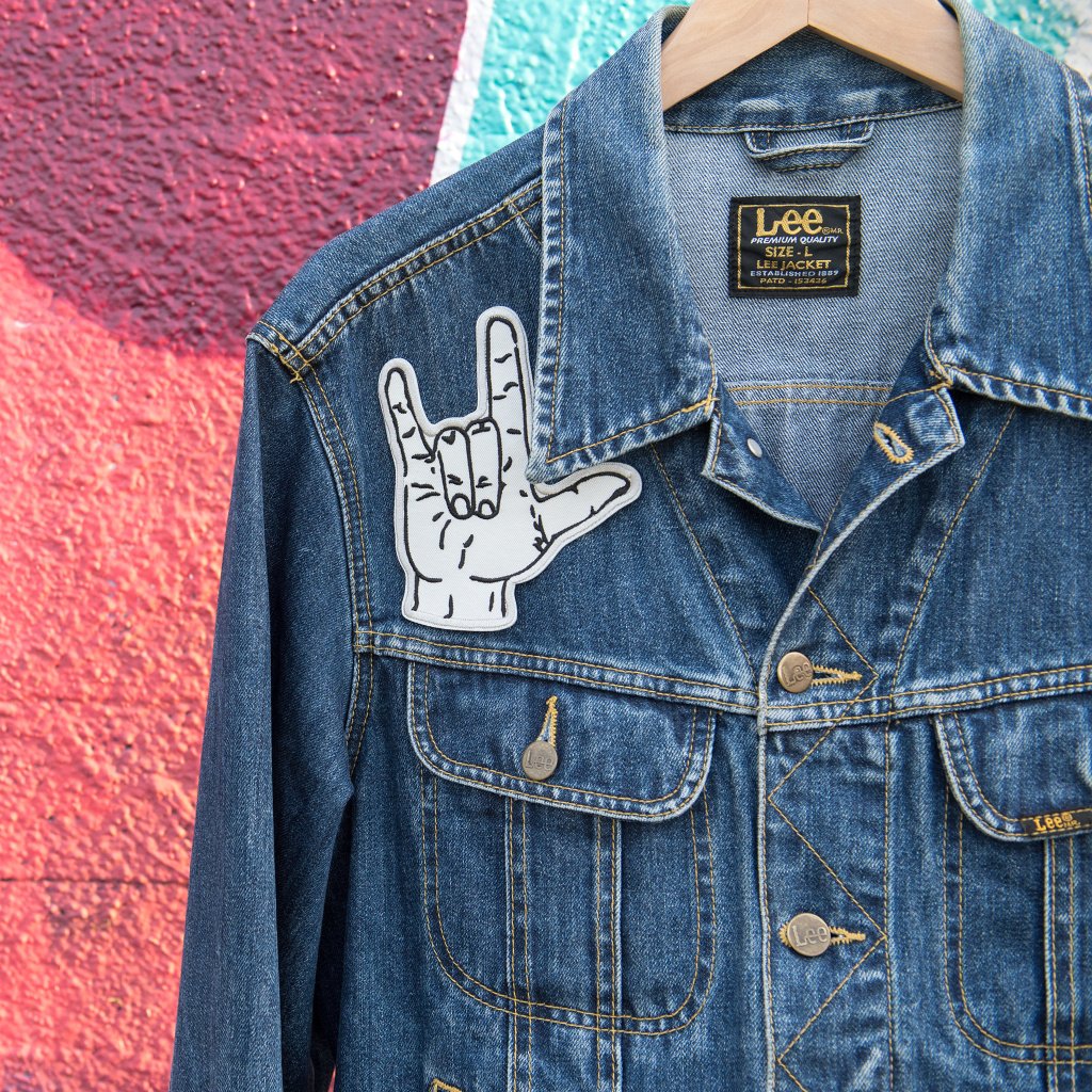 Jak originální nažehlovací nášivky mohou oživit váš šatník: Kreativní tipy a triky