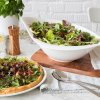 Pizza mit Pesto und Salat Featured