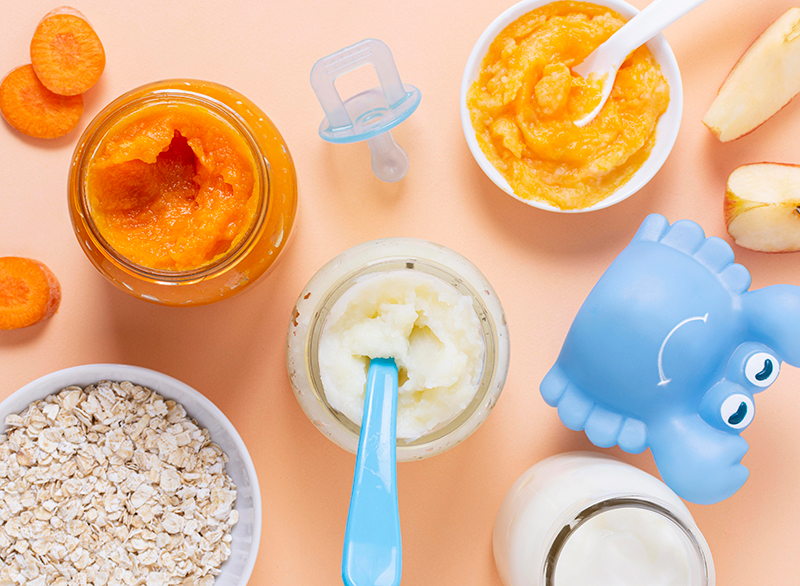 Od mléka k příkrmům: Bezpečný přechod na pevnou stravu