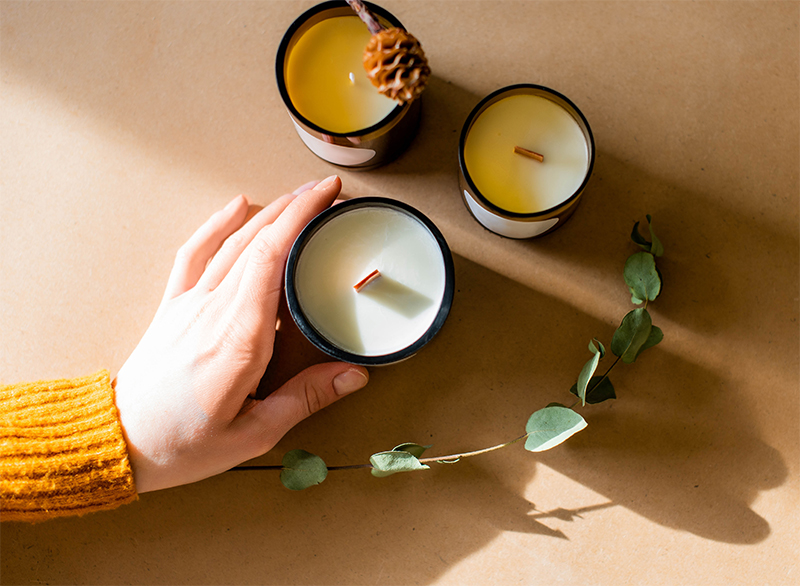 Svíčky pro zdravý domov: Výhody sójových a palmových svíček bez syntetiky