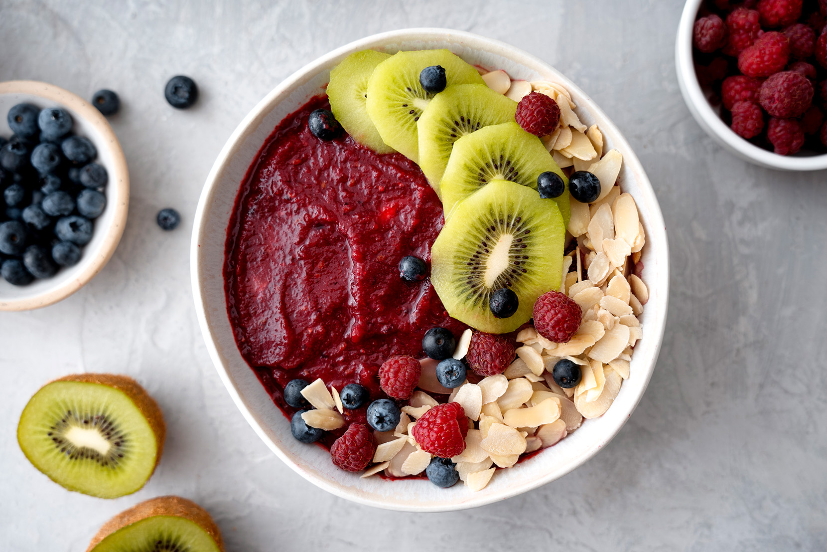 acai-bowl-s-ovocem