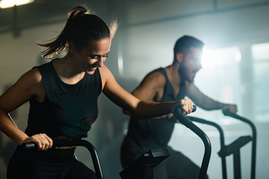muz_a_zena_cvici_hiit_na_strojich