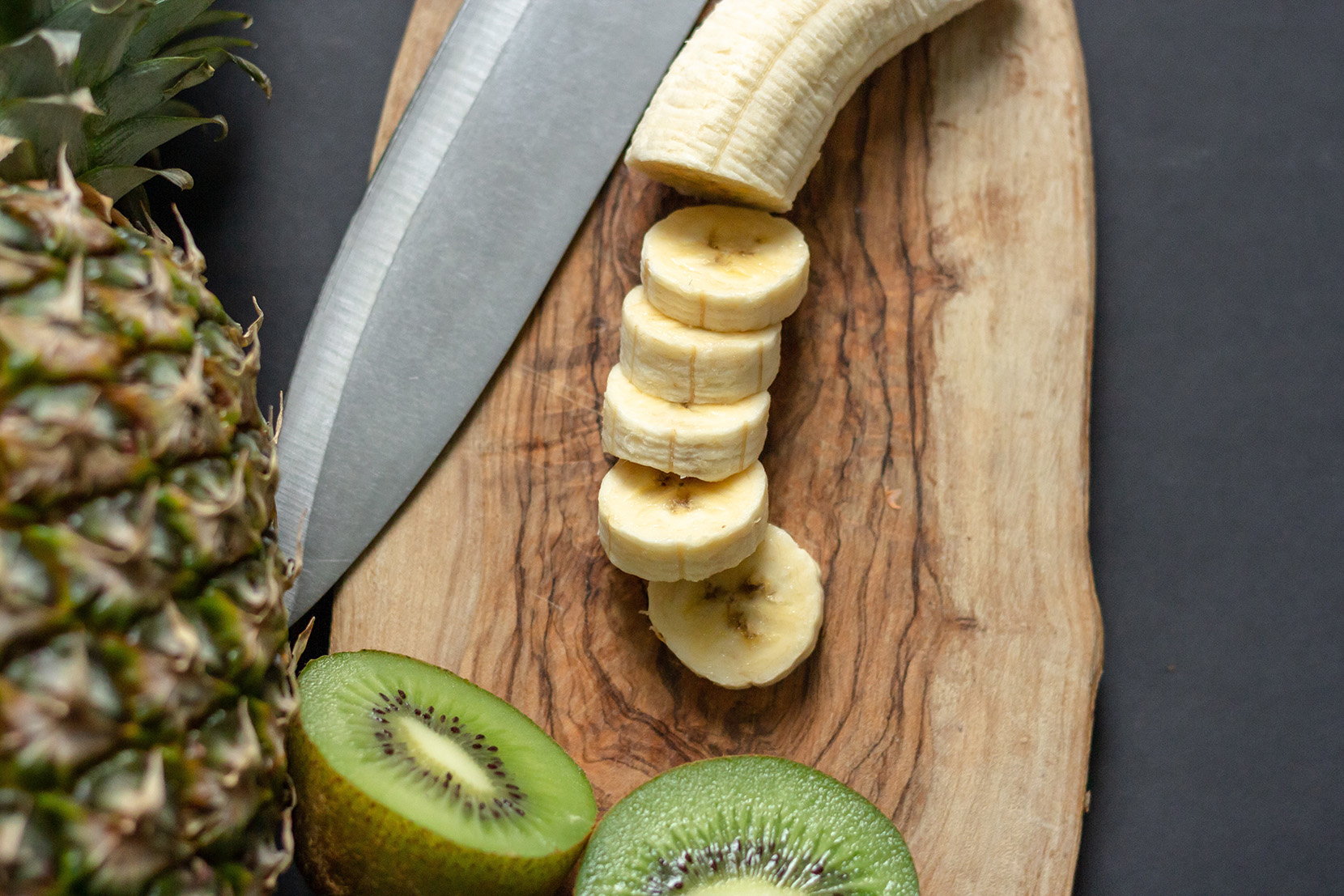 banán-kiwi-ananás