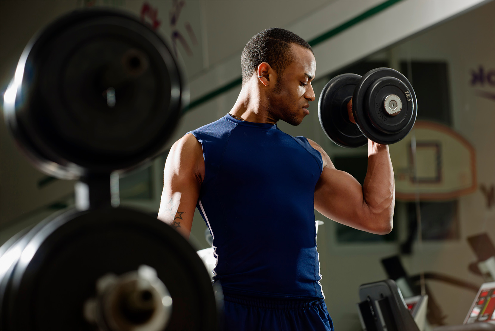 svalnatý-muž-posiluje-biceps-v-posilovně