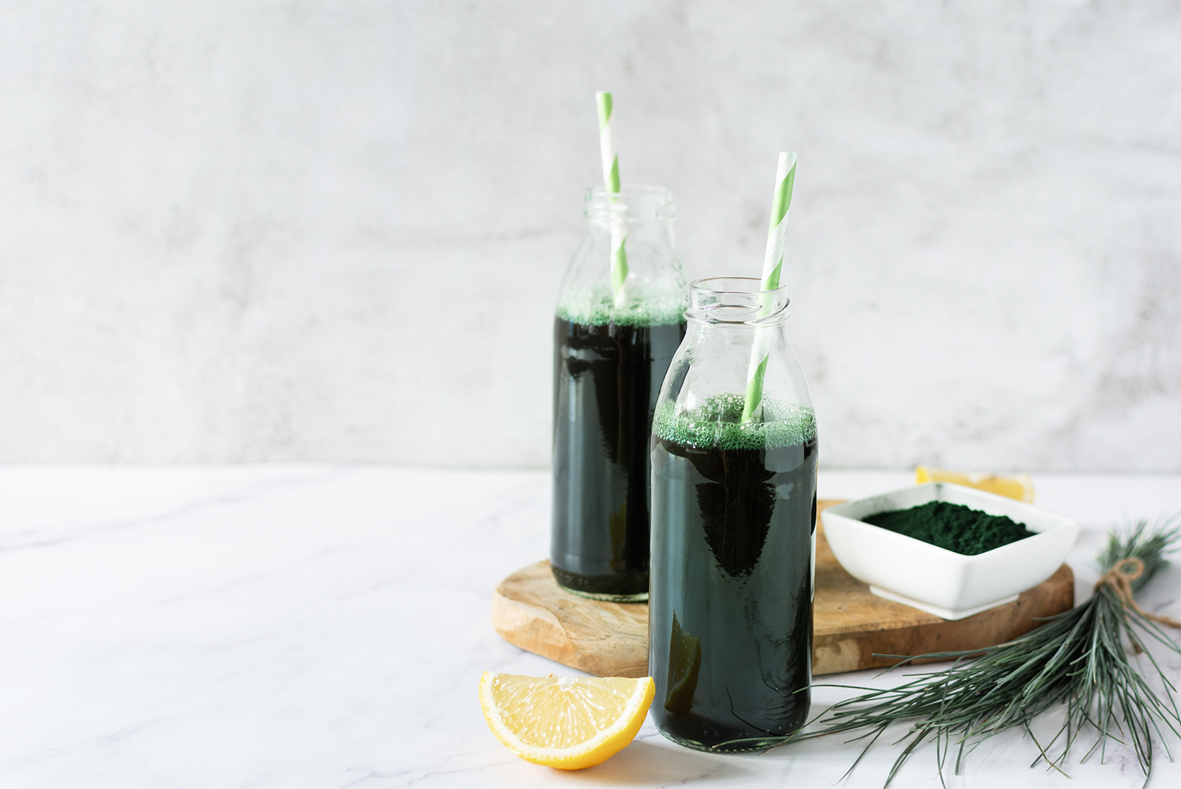 napoje-chlorella-w-szklance-cytryna