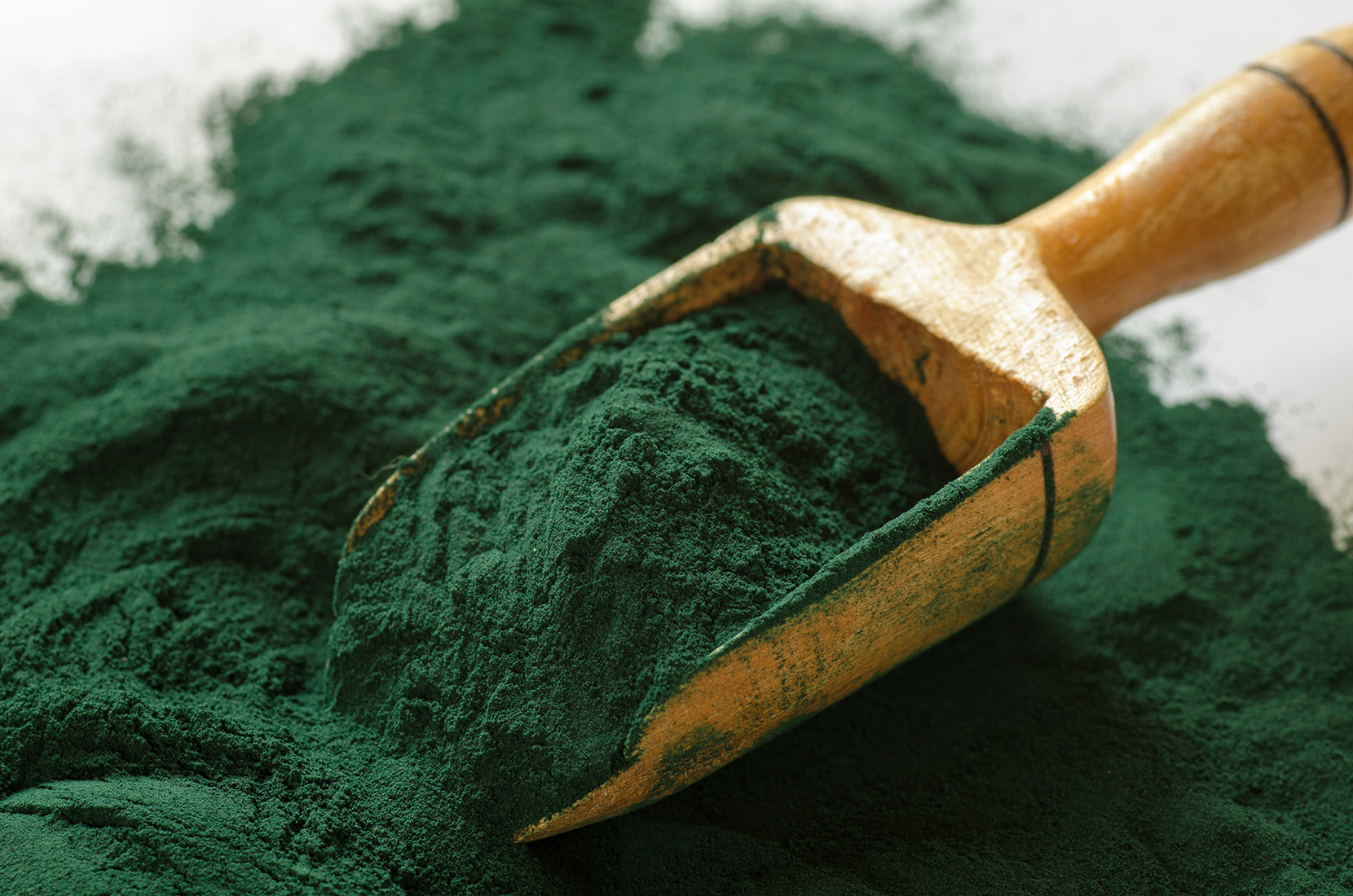 chlorella-prasok-drevena-lyzica