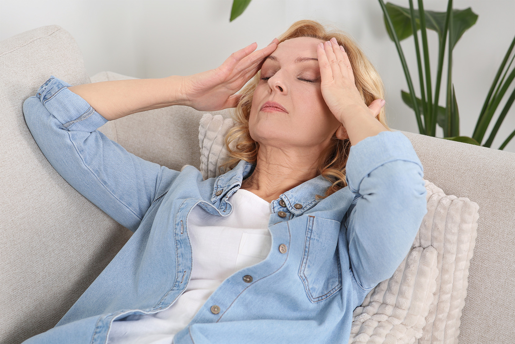 žena-v-menopauze-ležiaca-na-gauči