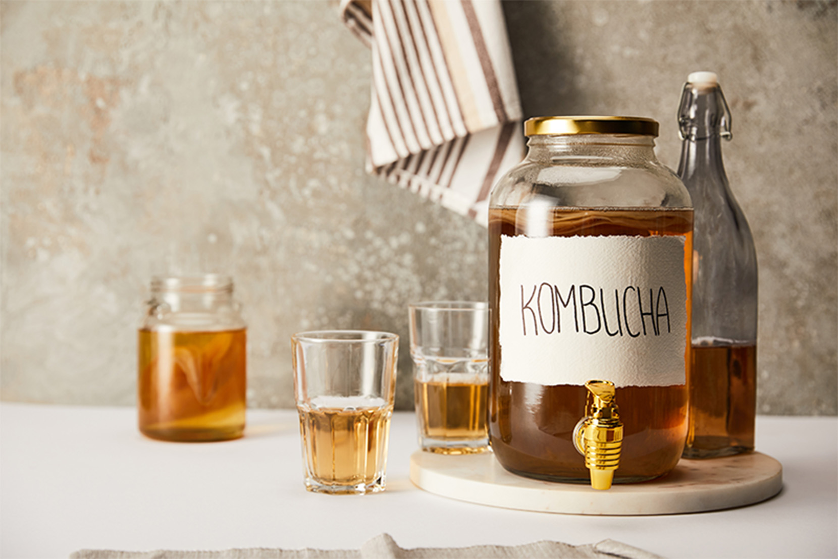 pripravená-kombucha-nápoj-poháre