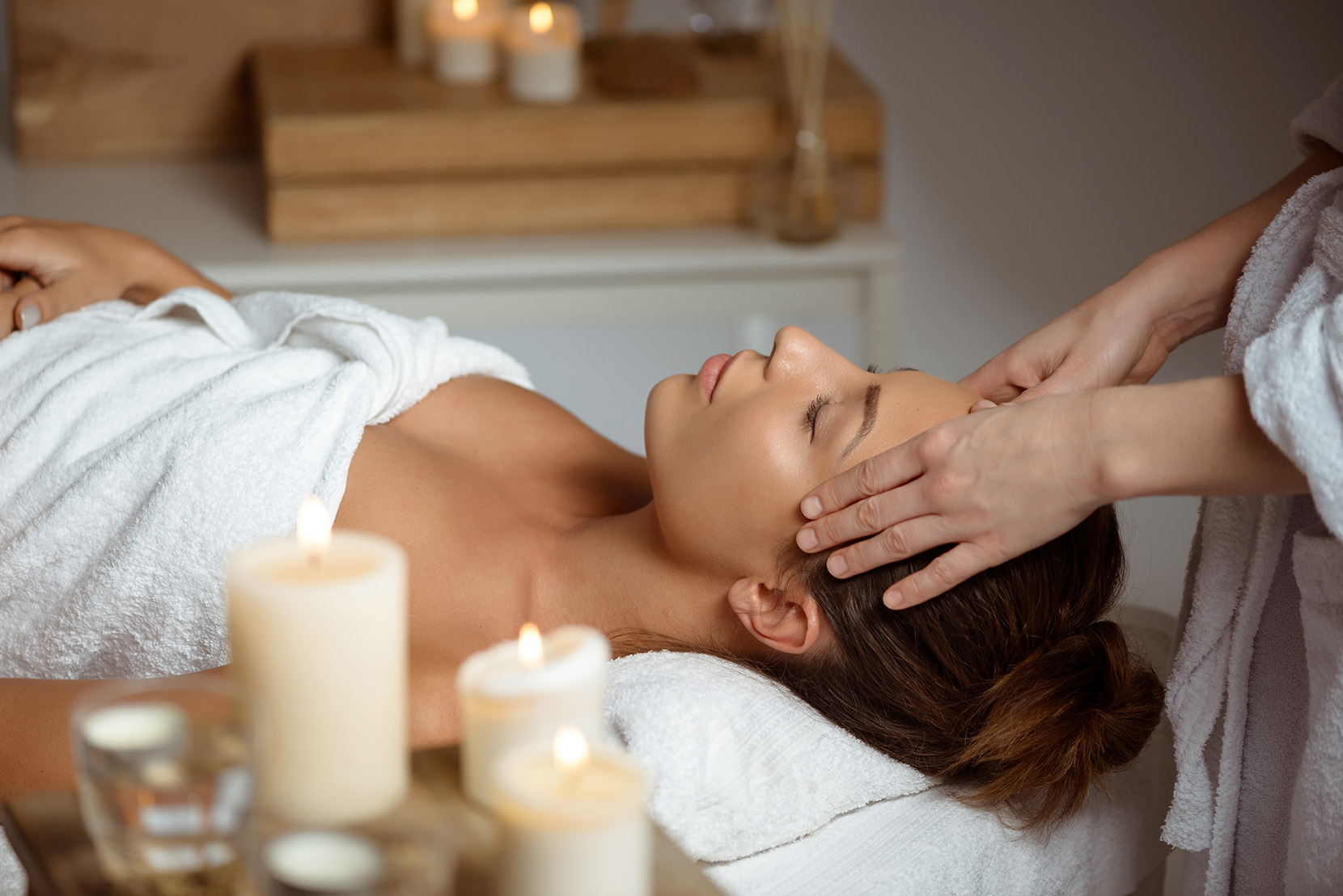 mladá-žena-masáž-tváre-relaxačné-kúpele-salón