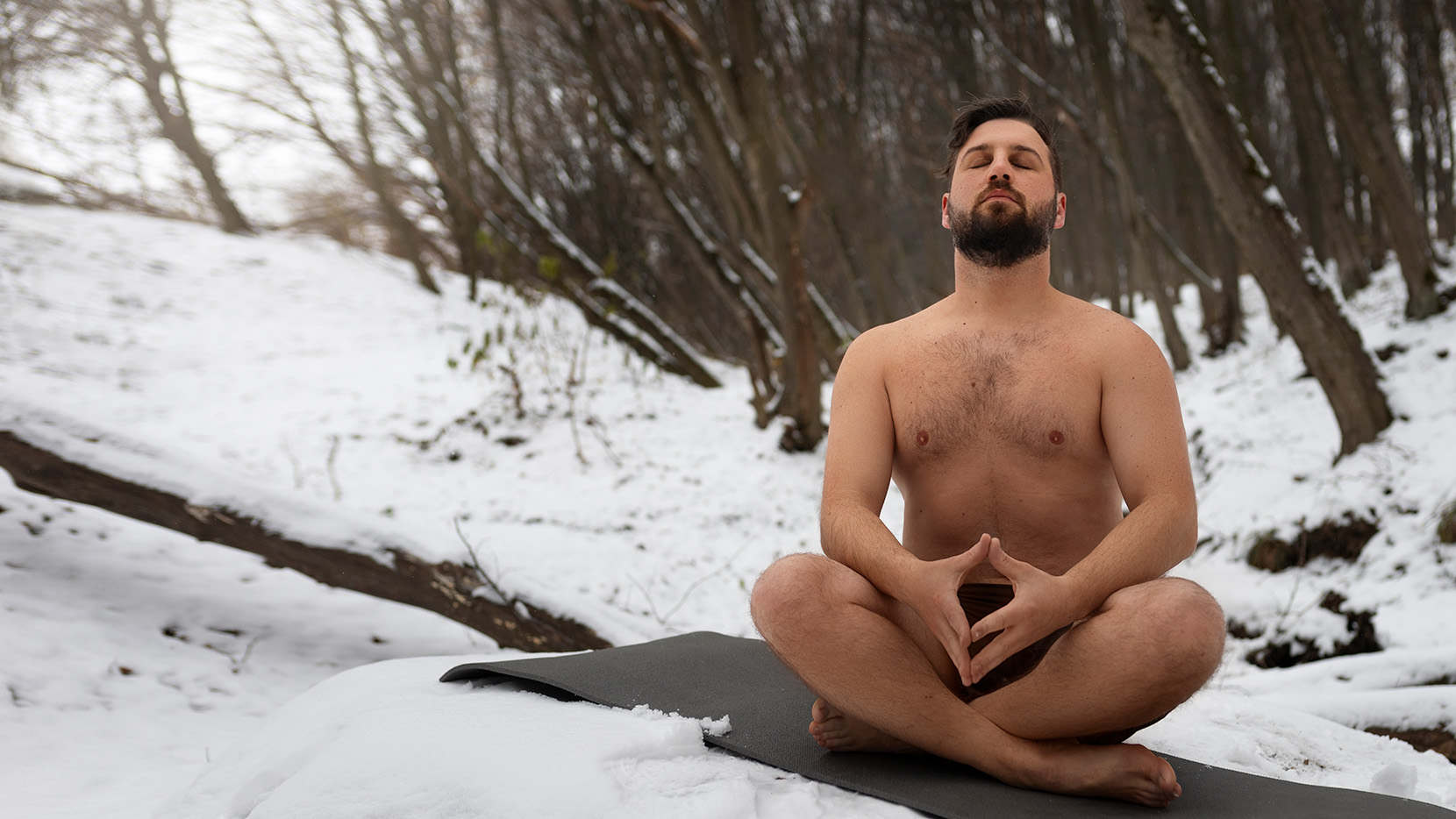 muž-otužujúci-sa-v-prírode-a-cvičiaci-meditáciu