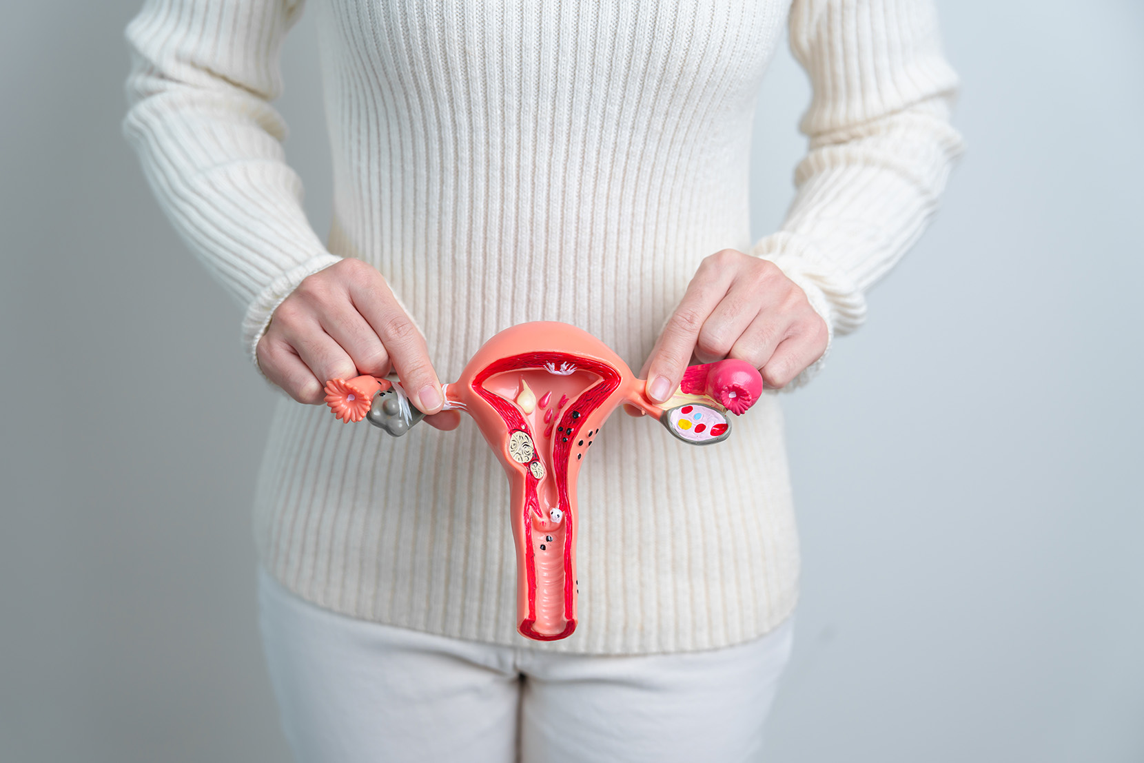 PCOS-žena-drží-maternicu-vaječníky