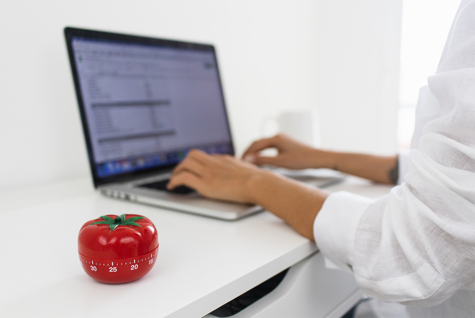 pomodoro-časovač-na-pracovním-stole