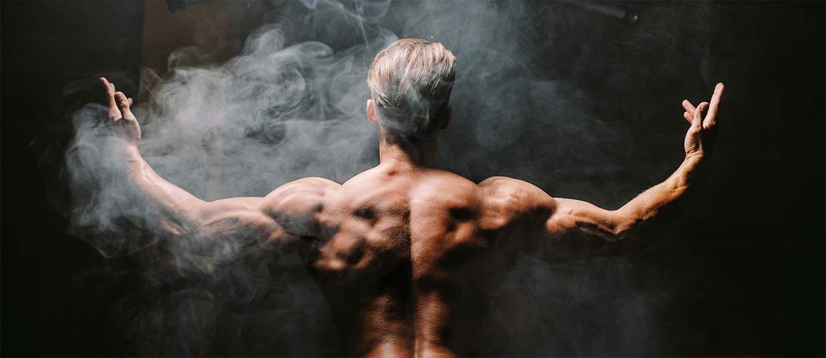 muscularny-mężczyzna-plecy-dym