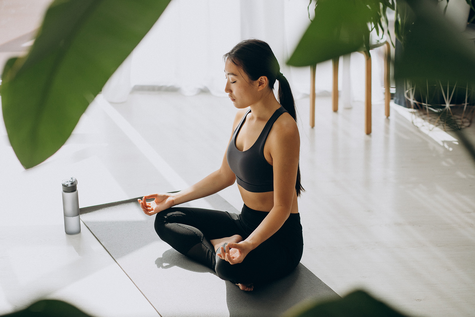 mladá žena precvičuje meditáciu na podložke