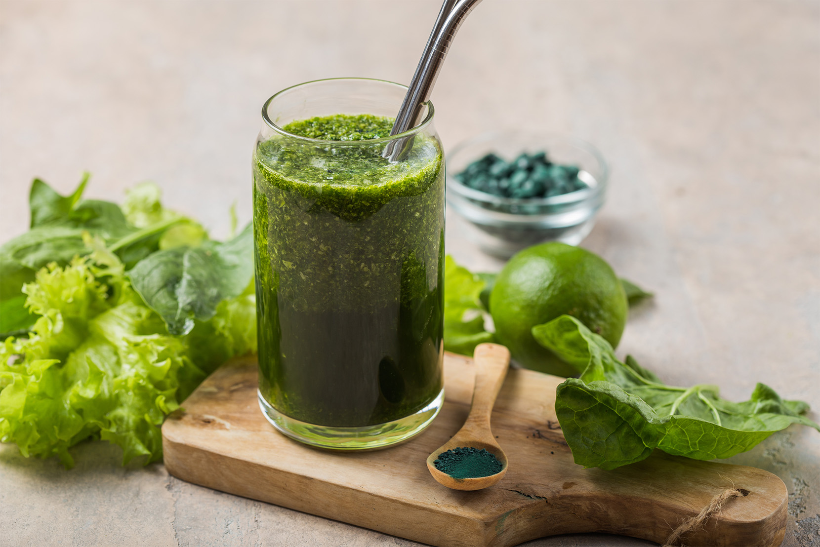 spirulina-smootie-špenát-na-doske
