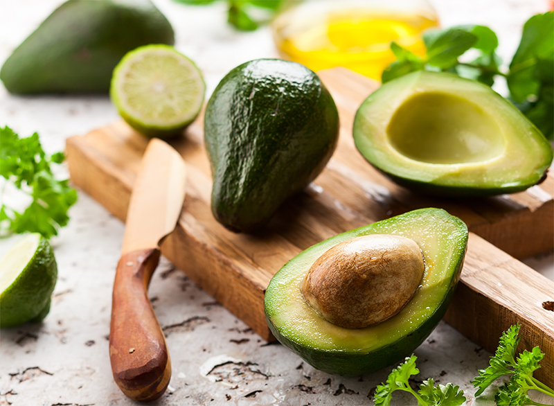 Awokado i jego właściwości zdrowotne: dlaczego warto włączyć je do swojej diety?