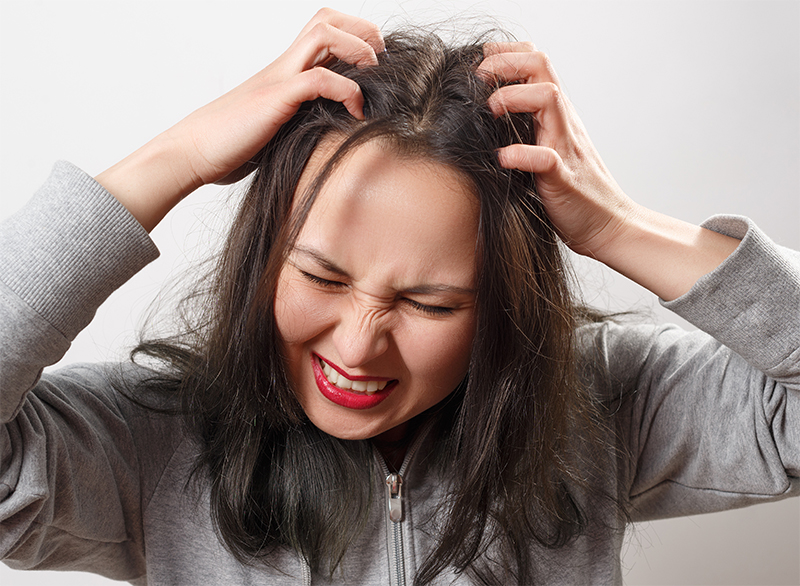 Zmagasz się z łupieżem? Poznaj 5 skutecznych sposobów, jak się go pozbyć.