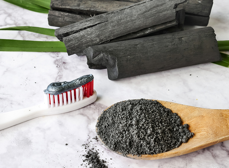 Detoks, wybielanie zębów i uroda: co potrafi węgiel aktywny?