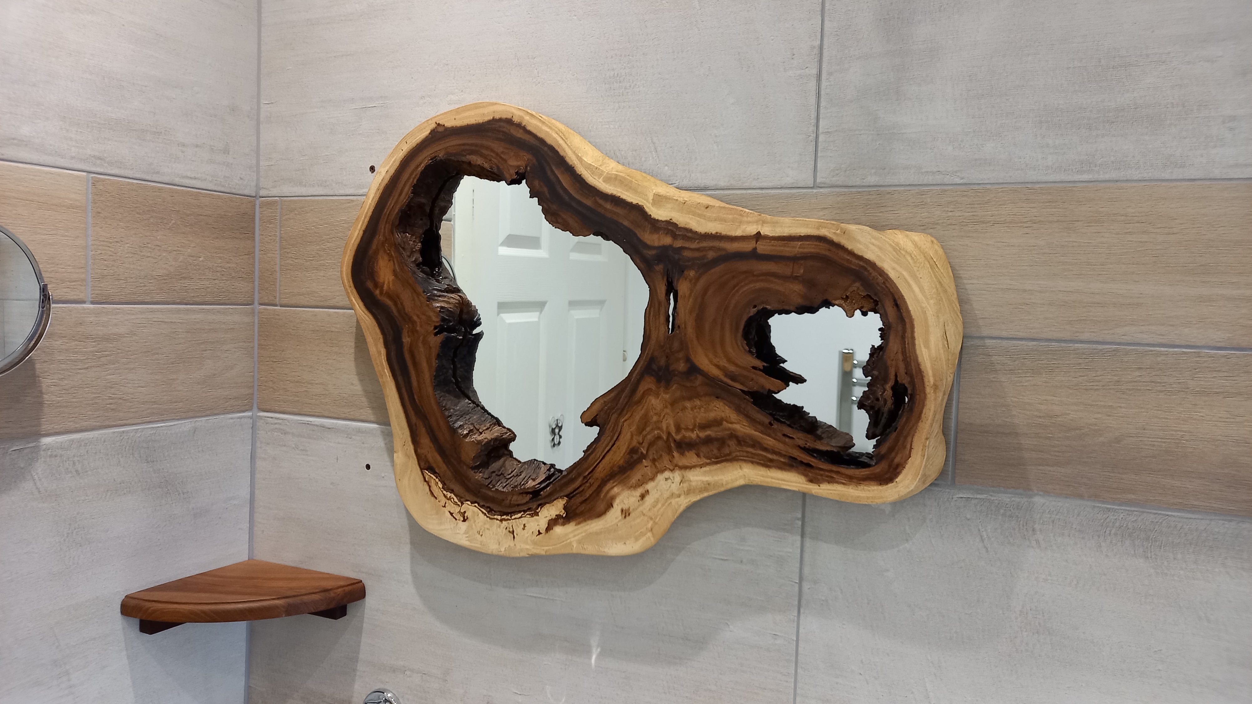 Zrcadla, hodiny, police, držáky na nože, svícny, podtácky