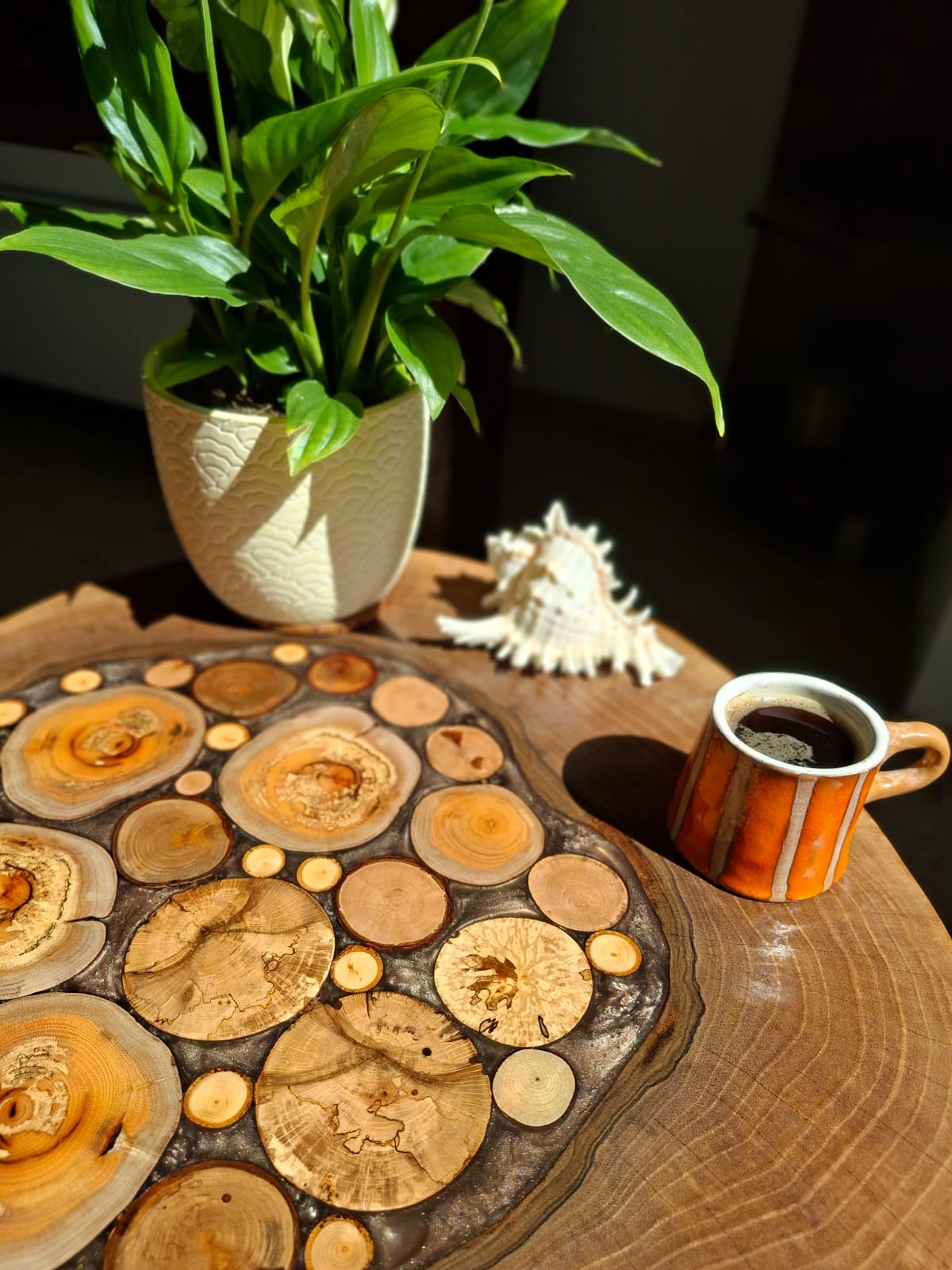 Ořechový stolek s meruňkou z masivního dřevsa