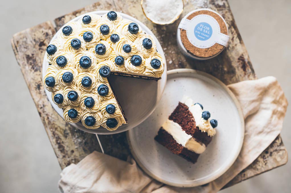 Batátový čokoládový dort s krémem se slaným karamelem a borůvkami