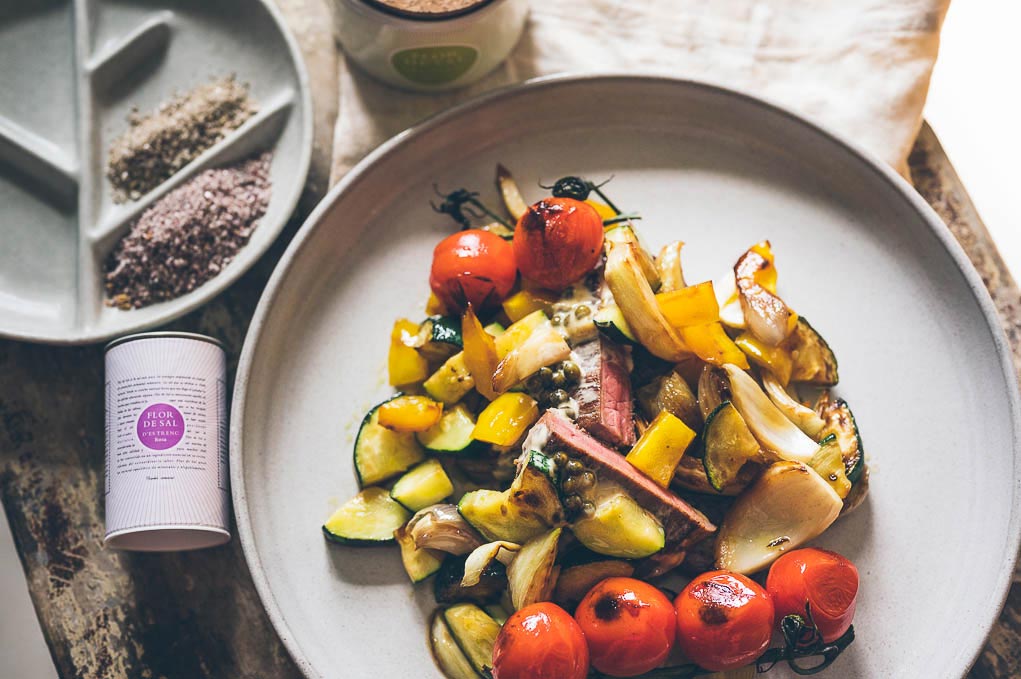 Hovězí steak s restovanou zeleninou a pepřovou omáčkou