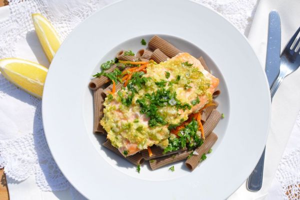 PEČENÝ LOSOS s cesnakom a chili, s banánovými cestovinami na mrkvovom hniezde