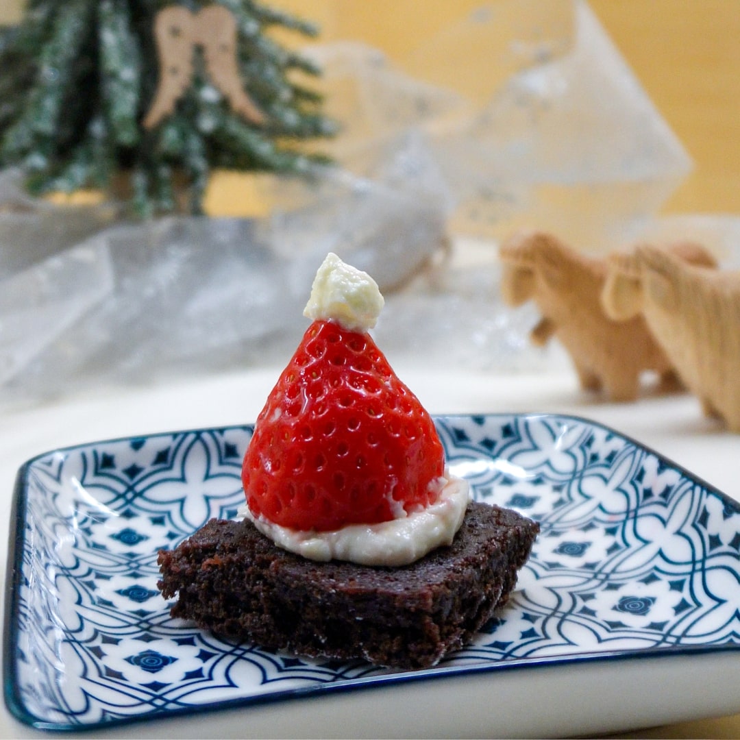 Zdobenie brownie - Santa Klausova čiapka
