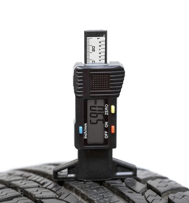 Digitální měřič výšky dezénu