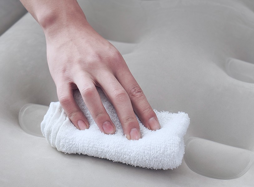 Kényelmes felfújható matrac háttámlával