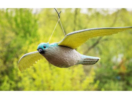 pôsobivý plašič vtákov - maketa lietajúcej poštolky