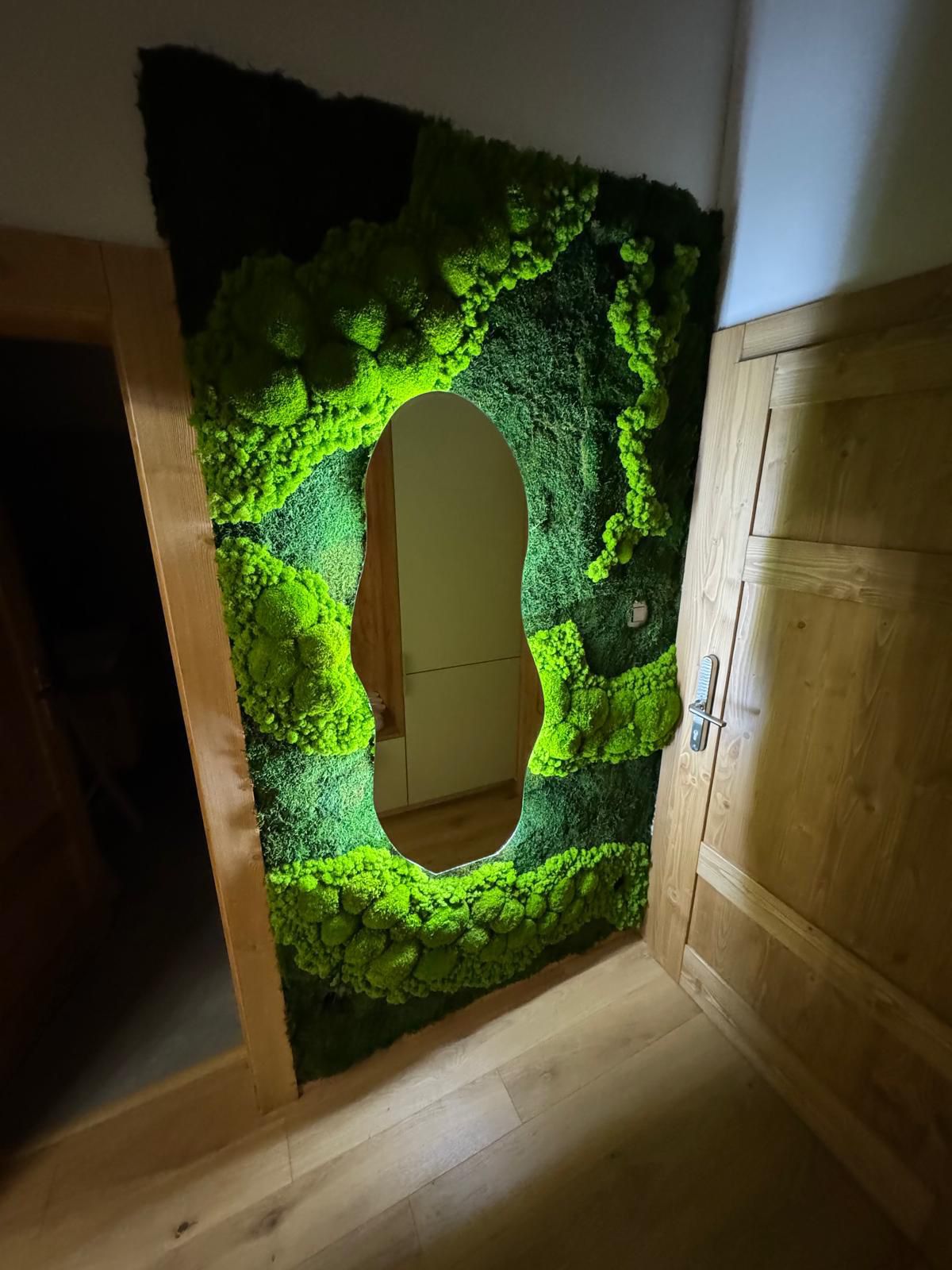 Mechová stěna s LED podsvíceným zrcadlem na mír