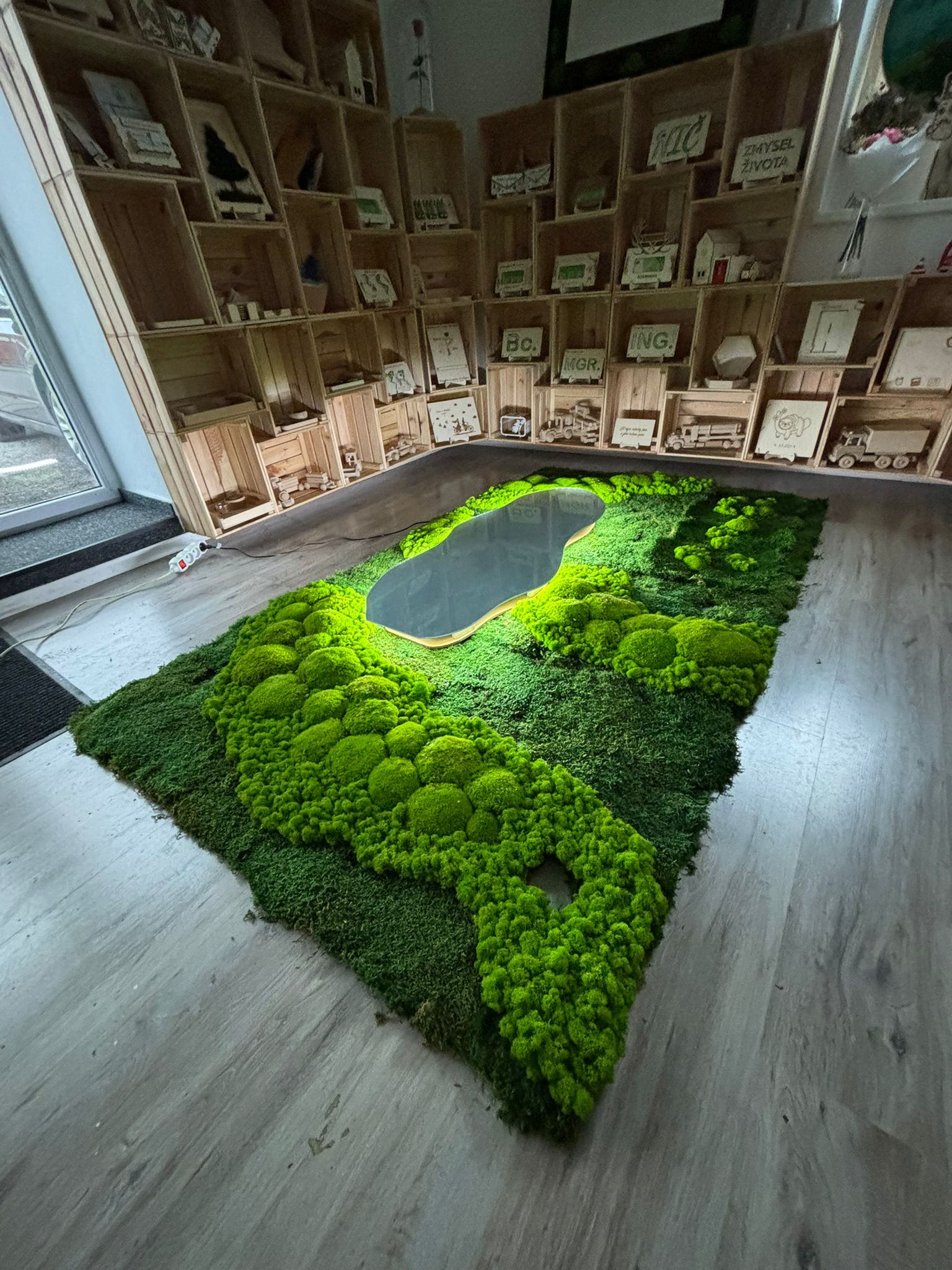 Mechová stěna s LED podsvíceným zrcadlem na mír