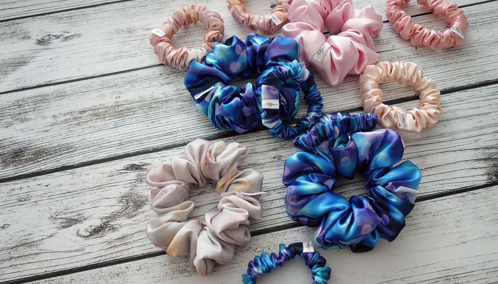 Stylový průvodce doplňky Natymi: Od luxusního hedvábí po gumičky, které přežijí i trénink