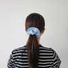 Siroka satenova scrunchie modra