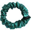 Uzka satenova zelena scrunchie do vlasu