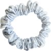 Trpytiva uzka gumicka do vlasu se stribrnymi flitry bila 01
