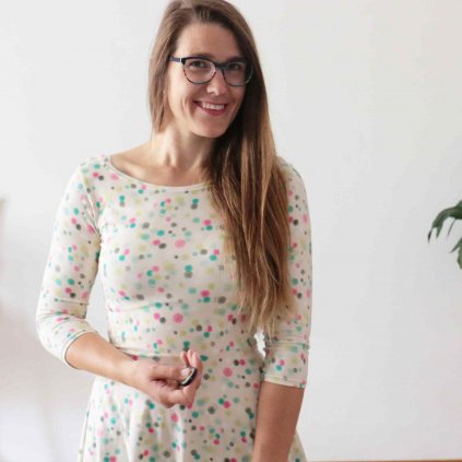 Půlkolové šaty, krémové puntíky AGF / 3/4 rukávy (Barva Krémová, Velikost L)