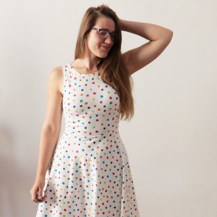 Půlkolové šaty duhové puntíky (Barva Krémová, Velikost L)
