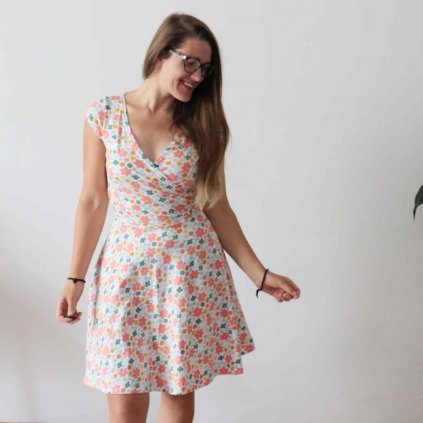 Půlkolové šaty kr. rukáv zavinovací / oranžová kvítka BIO (Barva Oranžová, Délka rukávu trošku delší (vn.délka cca 3cm), Velikost L)
