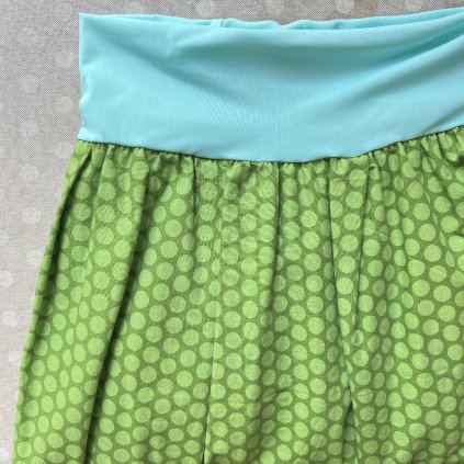 Áčková sukně puntík / zelená / vel. M/L, délka 50cm