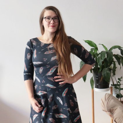šaty půlkolo rukáv barevné peří na modré (4)