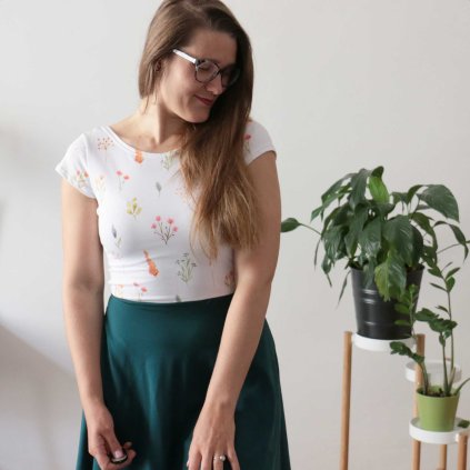 šaty úplet půlkolové krátký rukáv bílá louka + tm.zelená (9)