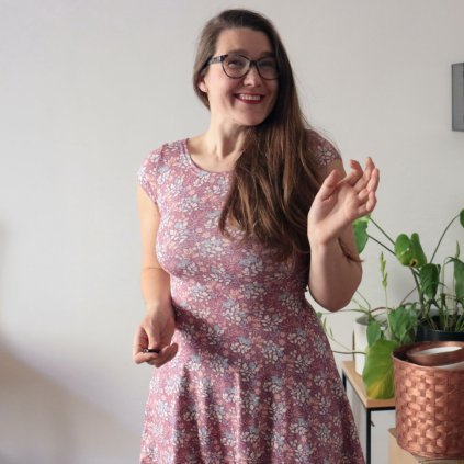 šaty půlkolo kr.rukáv světle vínové kvítky (27)