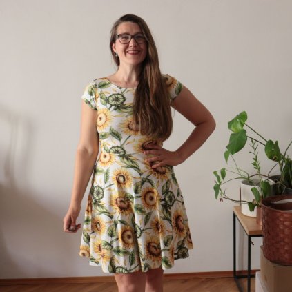 šaty půlkolo kr.rukáv slunečnice (4)