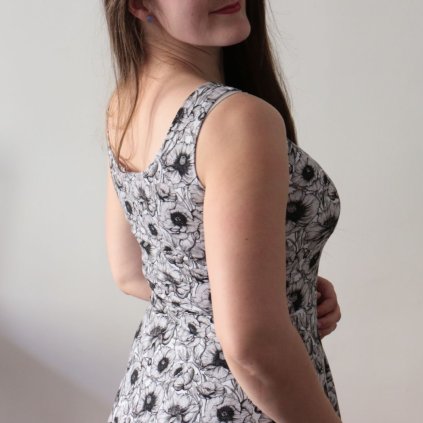 šaty půlkolo kr.rukáv černé květy výrazné (9)
